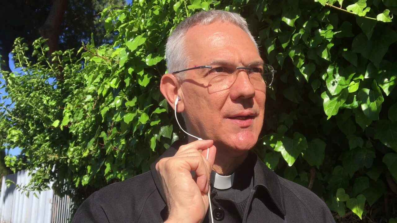 Funerali di Alex e Luca, don Mauro Leonardi: "Segno di rispetto che la Chiesa deve avere" - funerali 3 - Gay.it