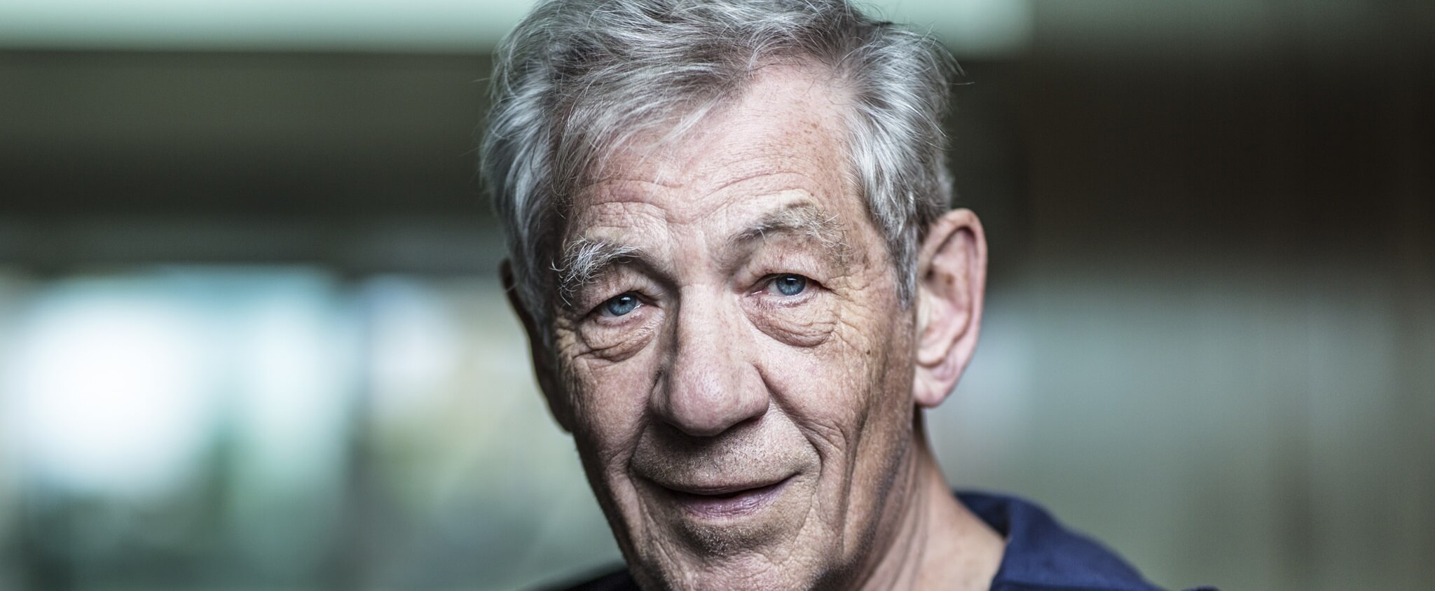 Ian McKellen festeggia 30 anni dal coming out: “Mai incontrato un gay pentito”