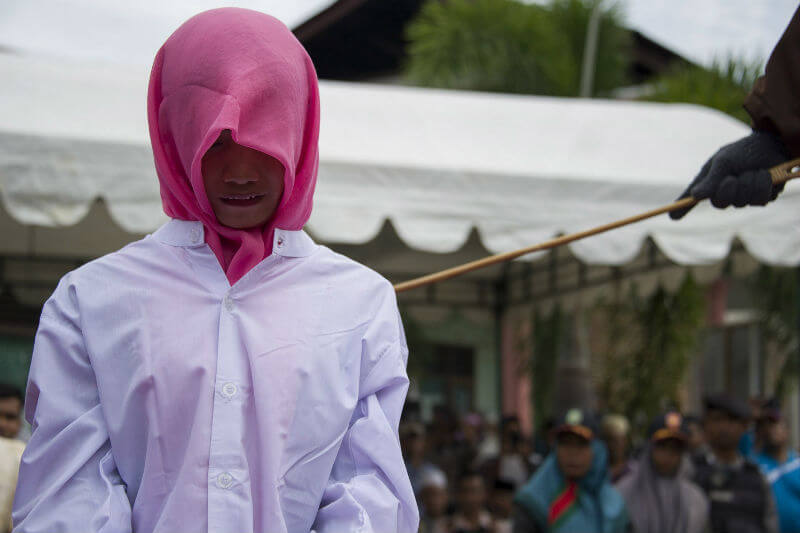 Donne transessuali rapate a zero: l’inferno in Indonesia