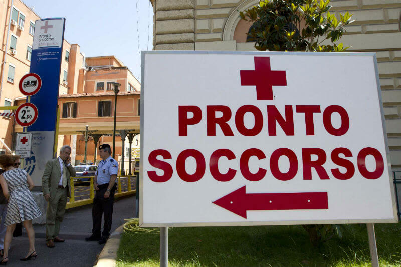 Umiliato all’ospedale dal chirurgo: la denuncia di Arcigay Napoli