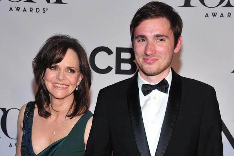 Sally Field mamma dell’anno: al figlio piace Adam Rippon e lei gli scrive