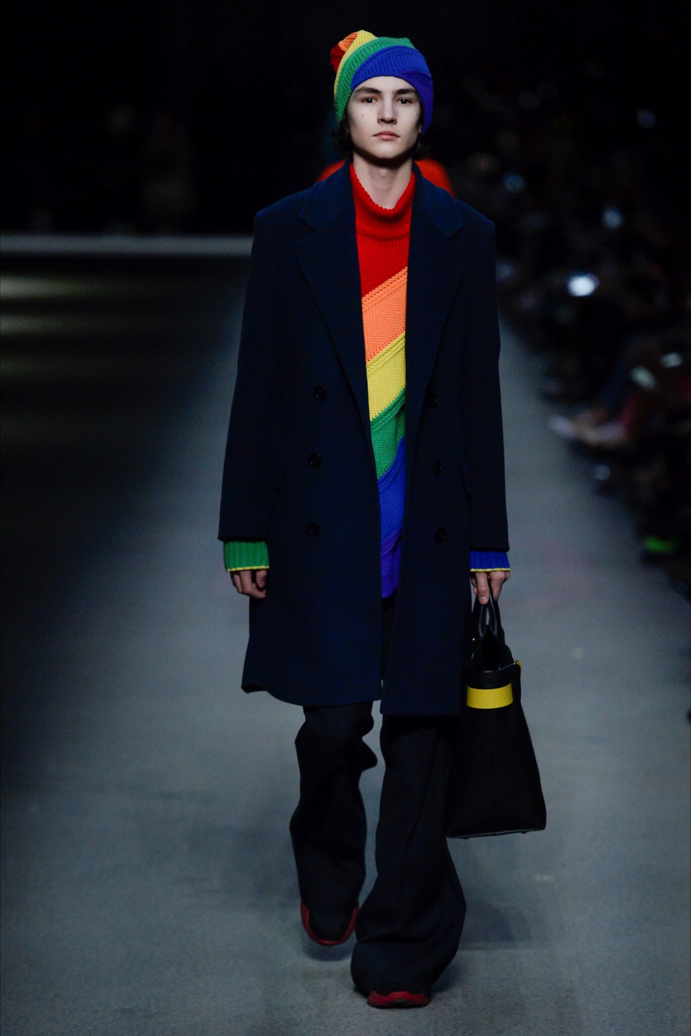 L'arcobaleno è di moda: i pezzi più belli dalla passerella di Burberry - BUR0186 20180217213054 - Gay.it