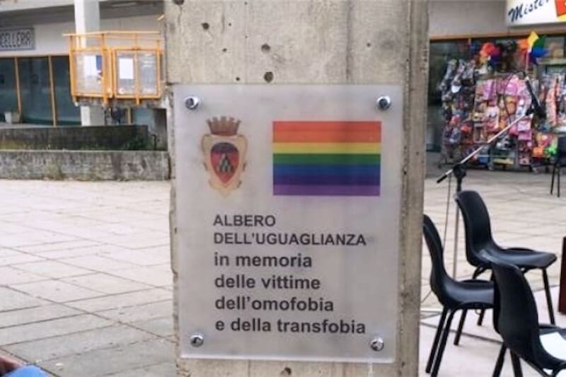 Montevarchi, divelta la targa in memoria delle vittime contro l'omofobia - Scaled Image 2 4 - Gay.it