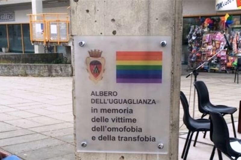 Montevarchi, divelta la targa in memoria delle vittime contro l’omofobia