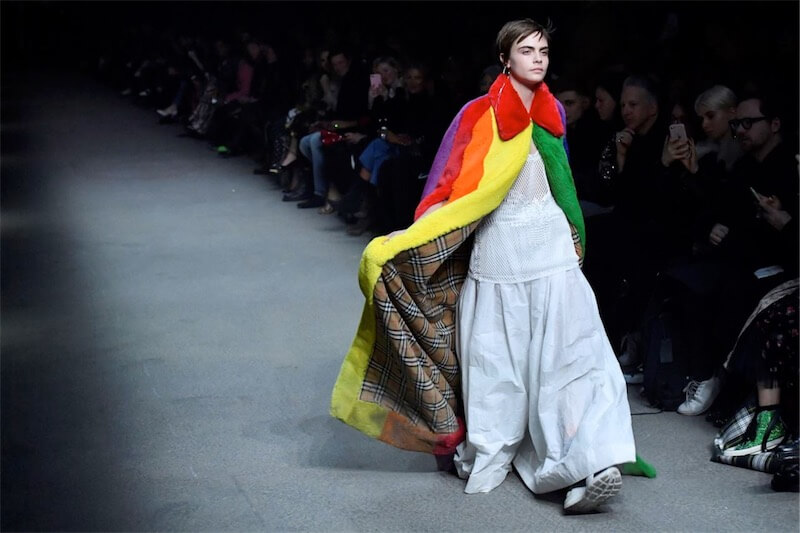 L'arcobaleno è di moda: i pezzi più belli dalla passerella di Burberry - Scaled Image 2 8 - Gay.it