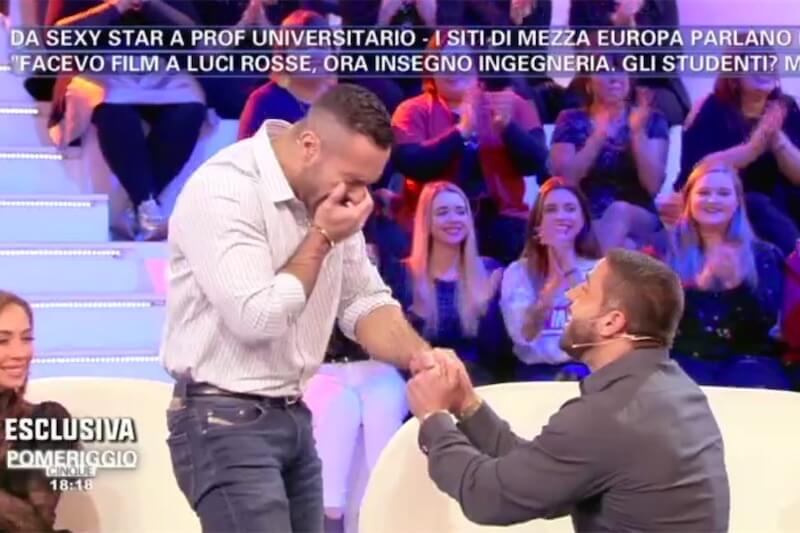 Pomeriggio 5, proposta di matrimonio in diretta per Ruggero Freddi e l’amato Gustavo – video