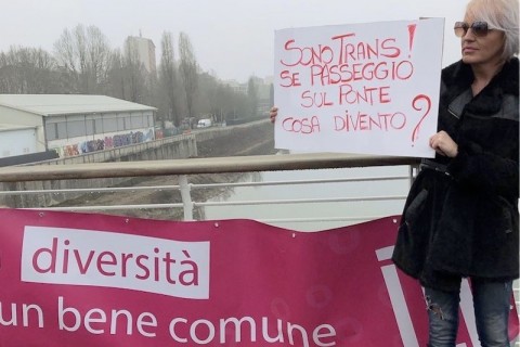 Alessandria, manifestazione sul ponte Meier contro l'omofobia di Vittorio Sgarbi - Scaled Image 3 4 - Gay.it