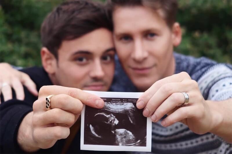 ‘Due uomini non possono allevare un bambino’, la replica di Dustin Lance Black