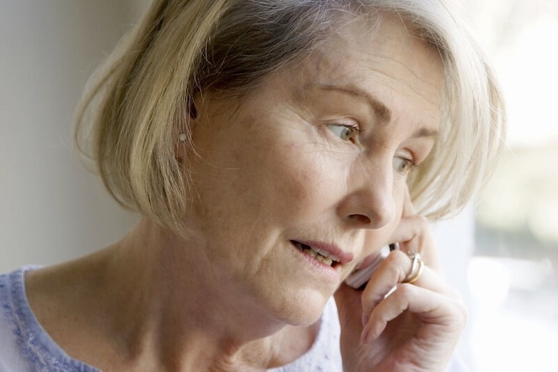 Fa coming out con la mamma, lei chiama un bar gay per avere consigli