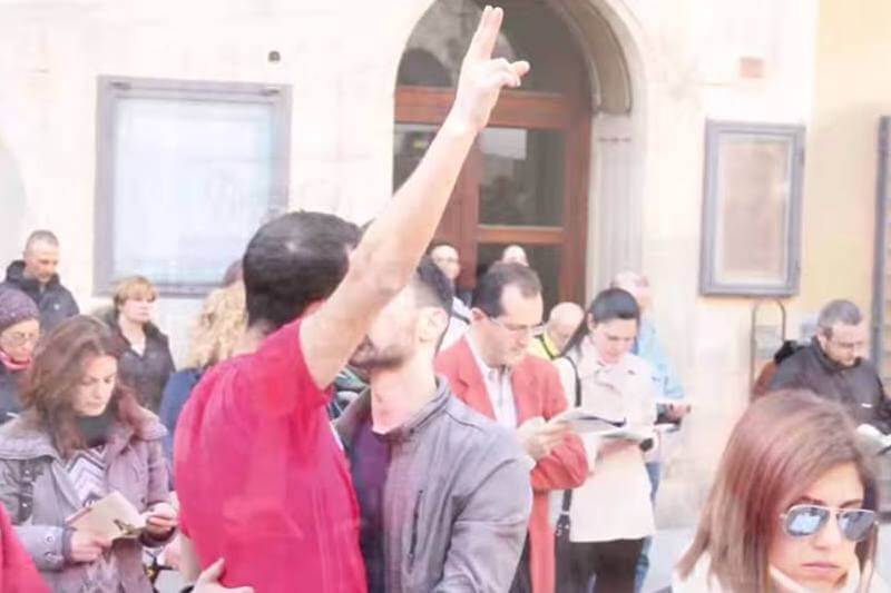 Perugia, bacio gay tra le Sentinelle in Piedi: si va a processo