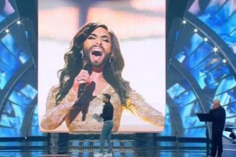 Sanremo, la triste battuta transfobica di Favino su Conchita Wurst