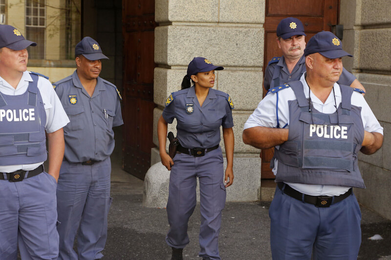 Sud Africa, coppia gay sorpresa a fare sesso: filmata e umiliata dalla polizia