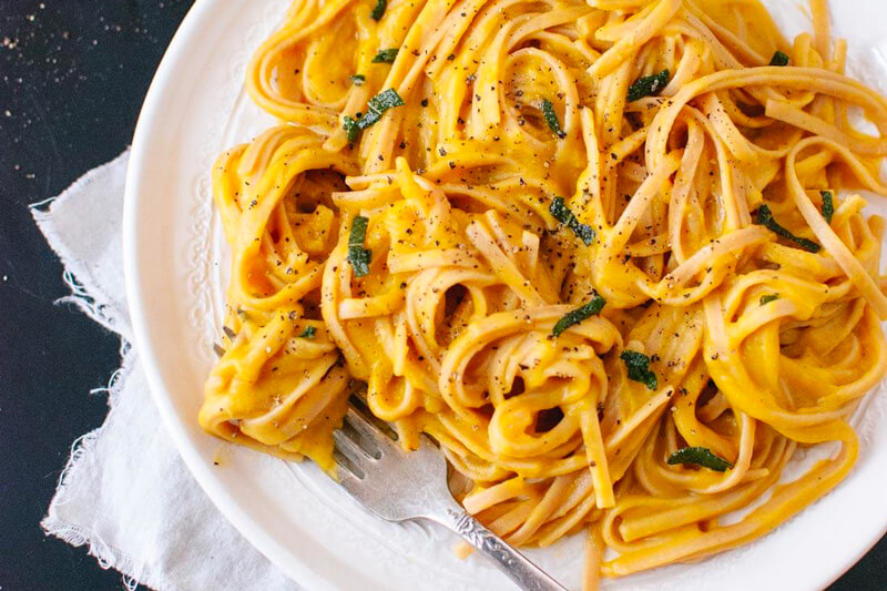 4 ricette vegane da acquolina in bocca - Linguine cremose zucca salvia fritta - Gay.it