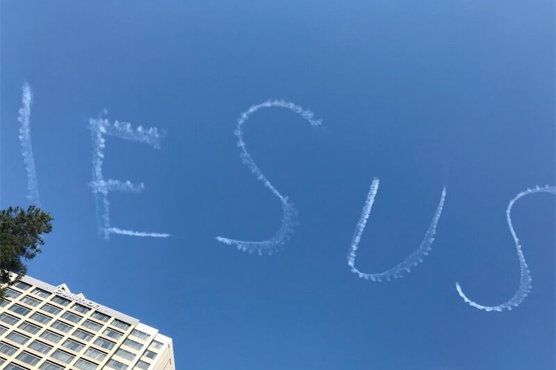 Sydney Mardi Gras 2018, aereo scrive ‘Gesù Salva’ in cielo