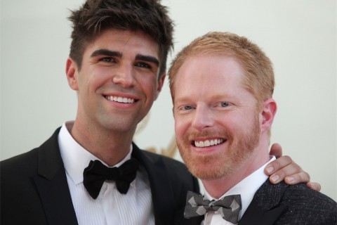 Jesse Tyler Ferguson di Modern Family racconta l'imbarazzante coming out in famiglia - Scaled Image 22 - Gay.it