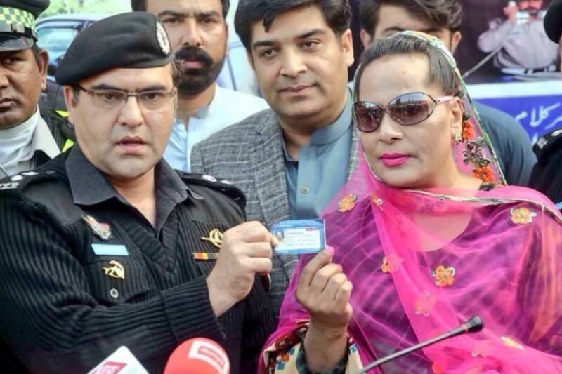 Pakistan, prime storiche patenti di guida per le persone transgender – video