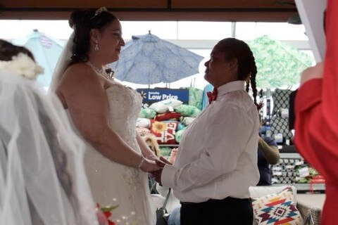 Due donne spose in un negozio Walmart per far partecipare tutti i colleghi, le foto - Scaled Image 66 - Gay.it