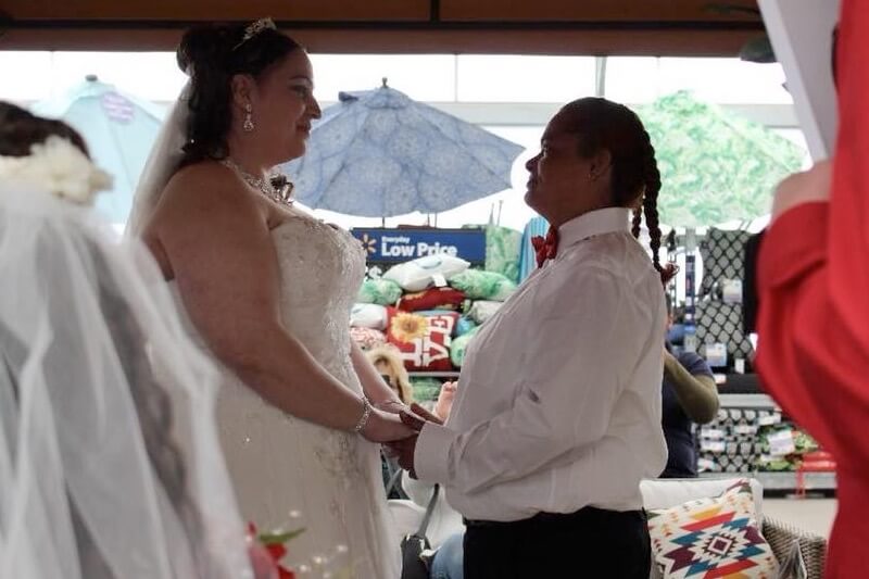 Due donne spose in un negozio Walmart per far partecipare tutti i colleghi, le foto