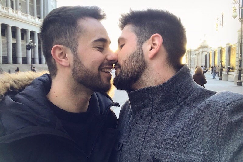 Instagram censura bacio gay, polemiche in Spagna