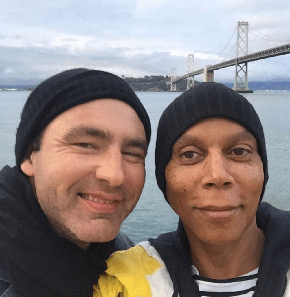 RuPaul e il marito Georges LeBar vivono una relazione aperta - Schermata 2017 03 15 alle 19.10.13 - Gay.it