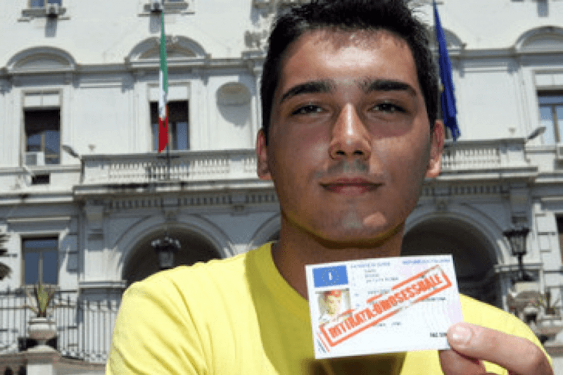 Patente rifiutata perché gay, sarà risarcito dallo Stato con 100mila euro