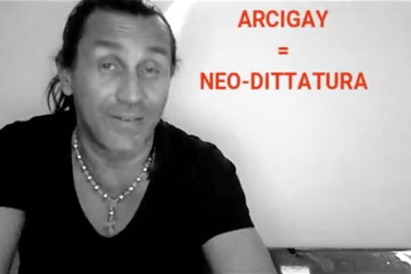 Lecce, salta il concerto di Povia che attacca Arcigay: “Dittatori e mafiosi”