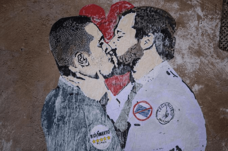 Riapre il Parlamento, rimosso a Roma murales con bacio Salvini-Di Maio