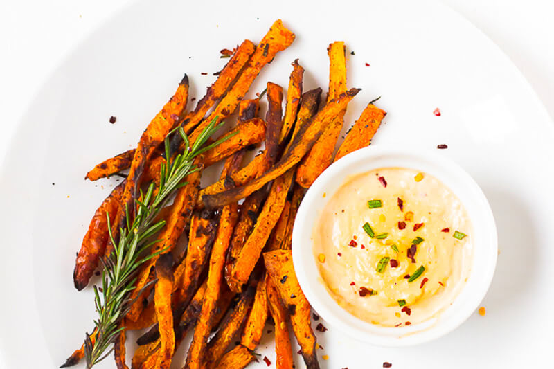 4 ricette vegane da acquolina in bocca - Stick carote croccanti salsa piccante - Gay.it