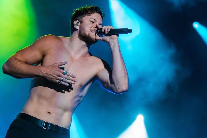 Il frontman mormone degli Imagine Dragons con una bandiera rainbow: “Avete il mio sostegno”