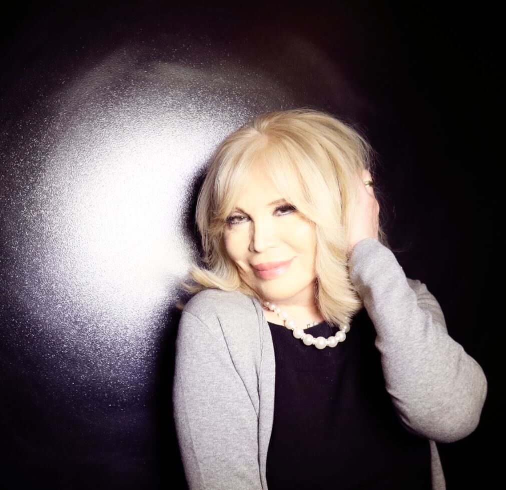 Amanda Lear: "Io, il sesso, la maternità e il cimitero!" - 2018 03 06 18 16 35 681 - Gay.it