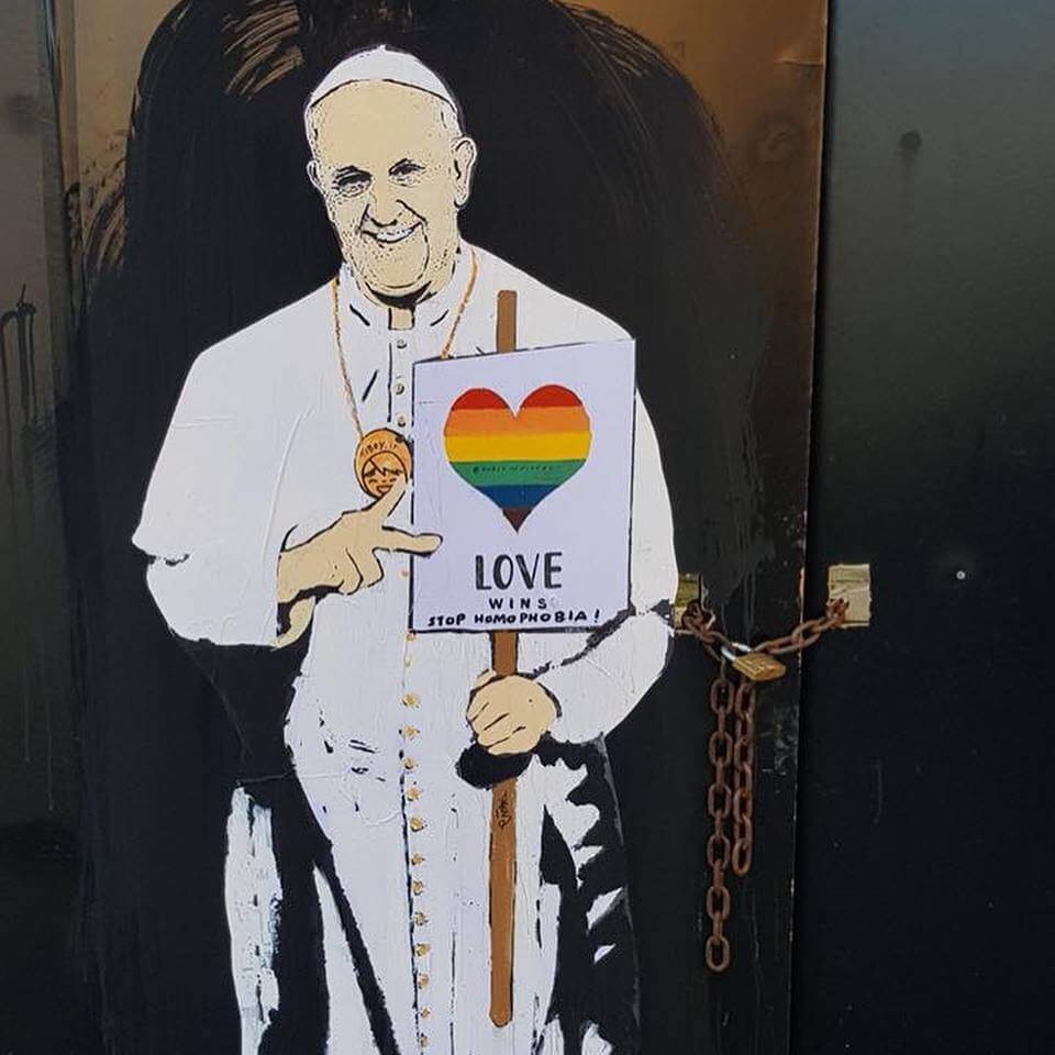 Pompei, subito rimosso il murale con Papa Francesco contro l'omofobia - 30124355 10155320528750423 7832326468637032448 n - Gay.it