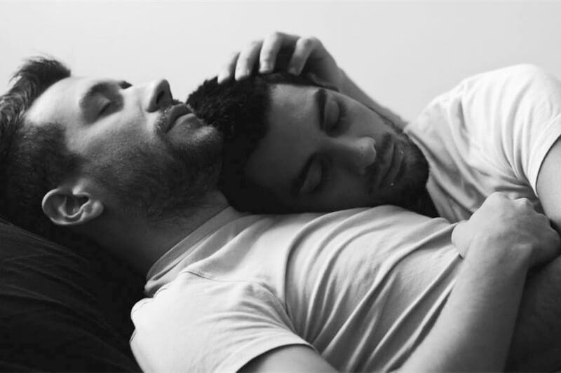 Caserta, coppia gay insultata per un abbraccio: ”Queste cose fatele a casa vostra”