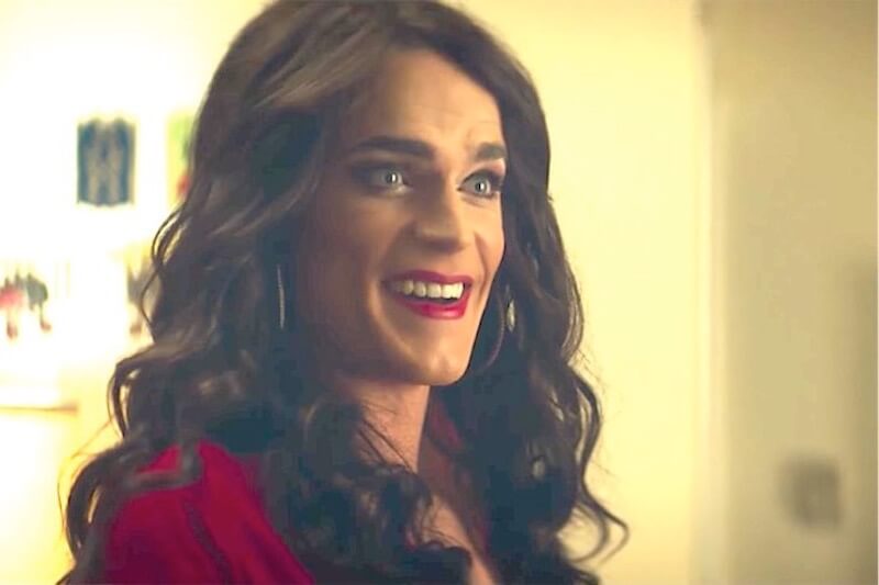 Anything, Matt Bomer interpreta una donna transgender: attivisti trans chiedono il boicottaggio