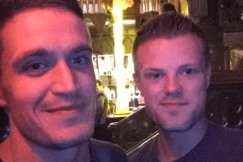 Cacciati da un pub perché gay: ‘Solo coppie miste’