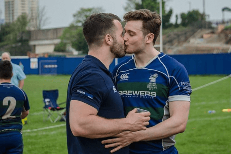 Rugby, giocatore gay bacia il fidanzato dopo le parole omofobiche dei colleghi