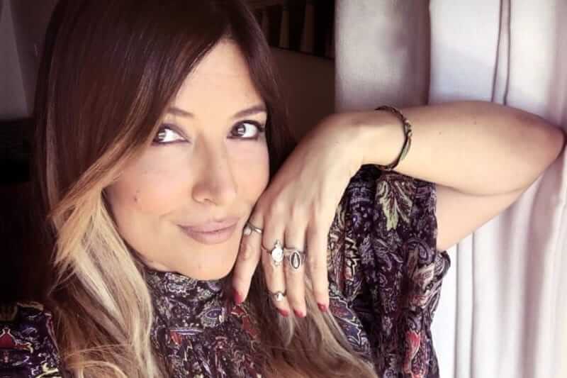 Insulti a Selvaggia Lucarelli a teatro, Fabrizio Corona mima un atto sessuale con la sua sagoma: fermate questo delirio - Selvaggia Lucarelli 2 - Gay.it