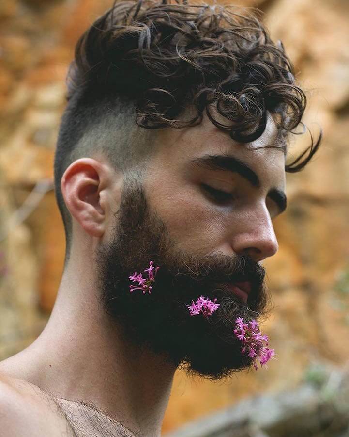 Come stimolare la crescita della barba, ecco alcuni metodi - barba fiori primavera - Gay.it