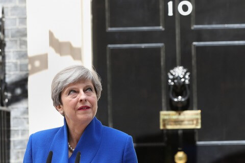 Theresa May critica le leggi omofobe dei paesi del Commonwealth? Deve essere lesbica - theresa may downing street election - Gay.it