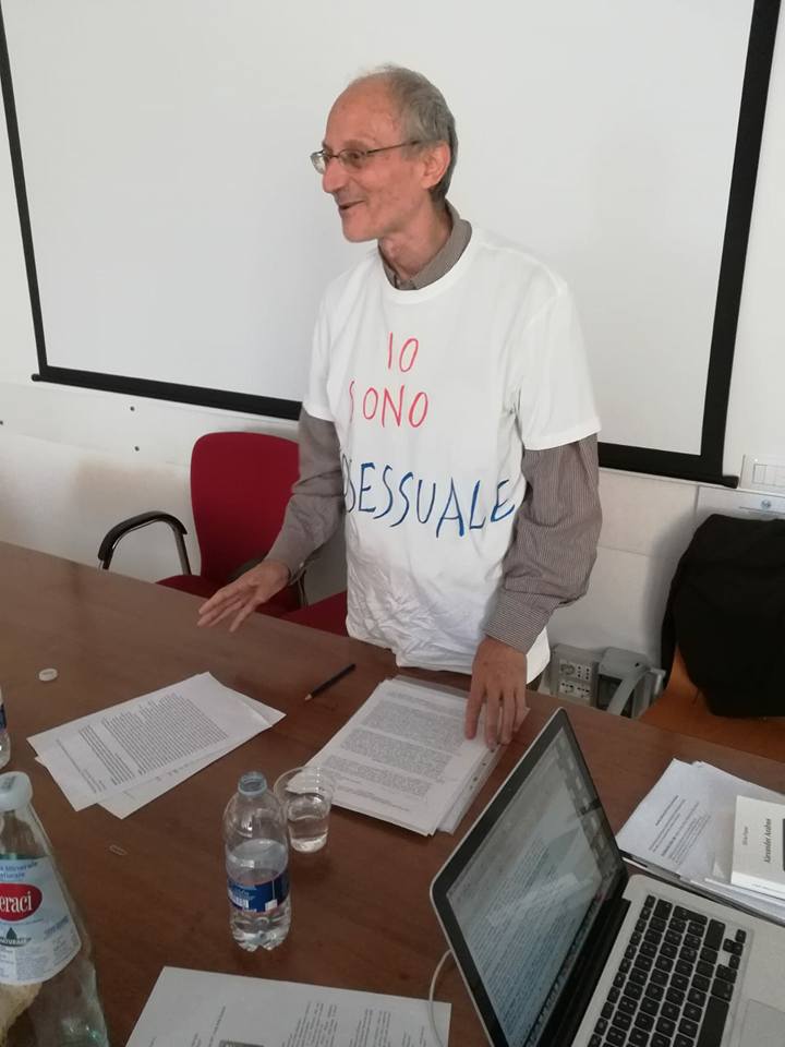 Palermo, professore in classe con una t-shirt che recita: 'sono omosessuale' - 33116168 1815216175453107 2363844992062980096 n - Gay.it