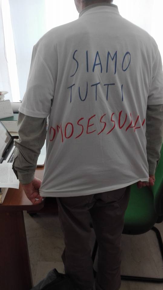 Palermo, professore in classe con una t-shirt che recita: 'sono omosessuale' - 33602003 1816226492018742 6538441281222213632 n - Gay.it