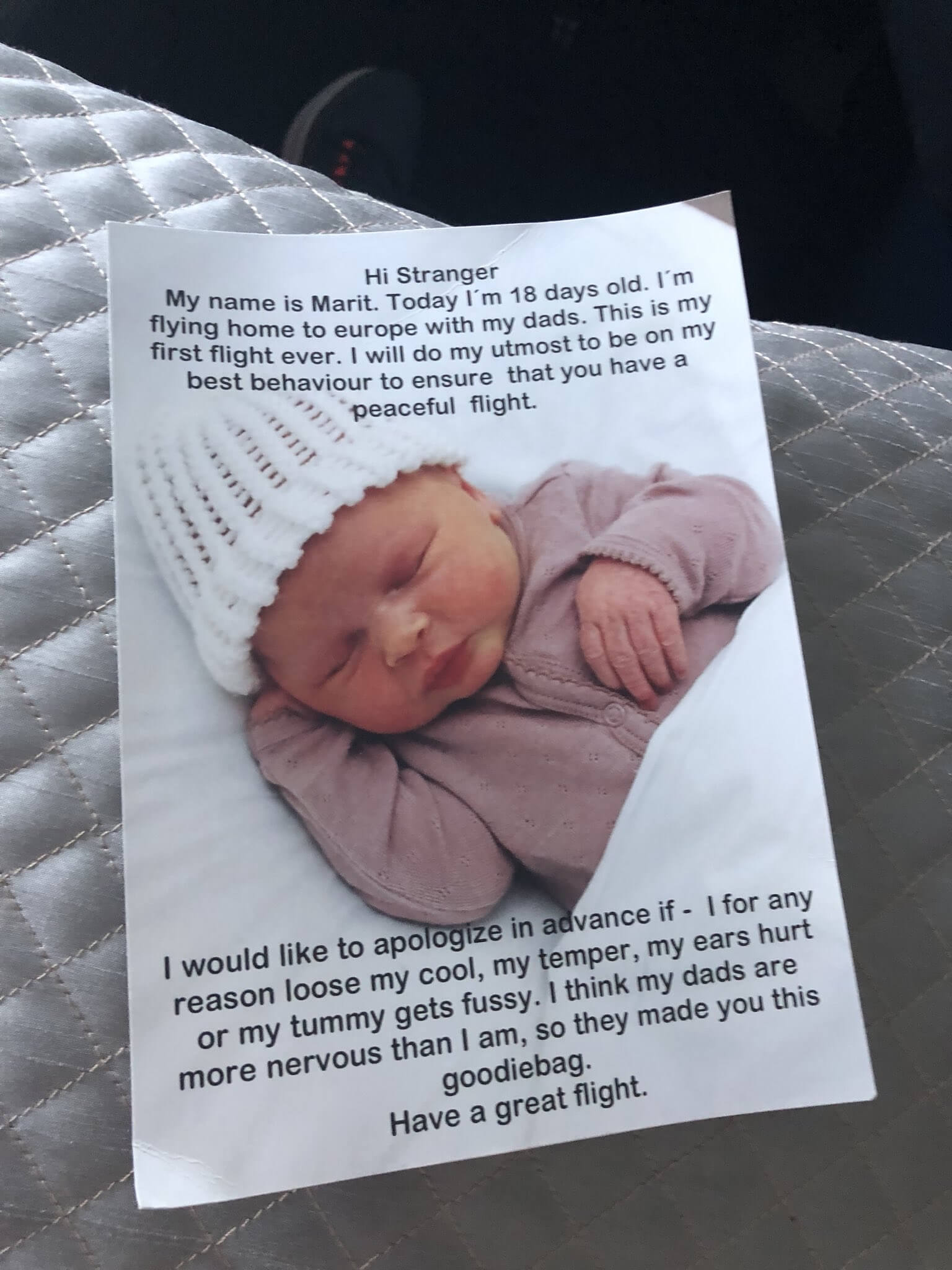 Papà gay in aereo, l'adorabile lettera che 'avvisa' gli altri passeggeri del neonato a bordo - Dd0Lkz9V0AA17ad 1 - Gay.it
