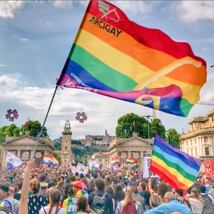 Bergamo Pride, in migliaia per il primo corteo rainbow del 2018 - DdkdwVsXcAAvWKu - Gay.it