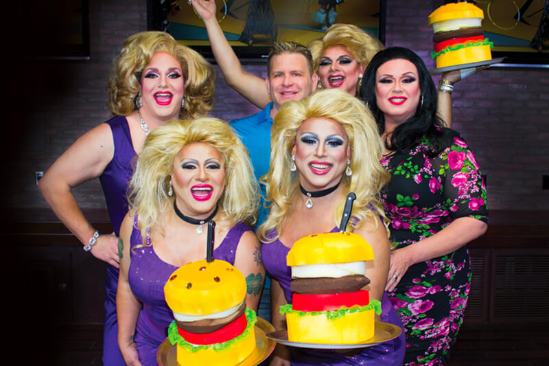 Food Extravaganza! Il boom dei ristoranti a tema Drag Queen - Hamburger Marys drag queen - Gay.it