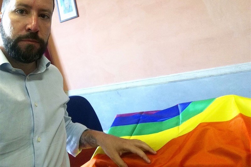 Ostia, consigliere di Casa Pound rimuove bandiera rainbow: ‘un’idiozia, una prevaricazione’