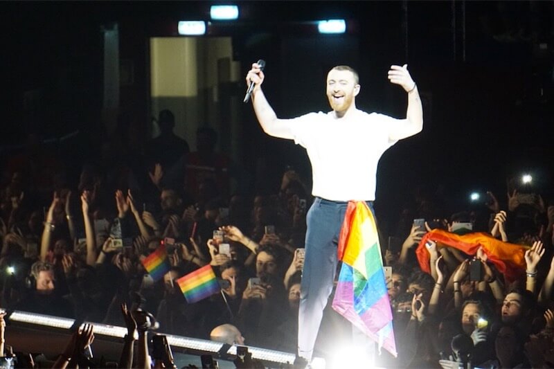 Sam Smith a Milano, è trionfo arcobaleno: ‘Sono così orgoglioso di essere gay’