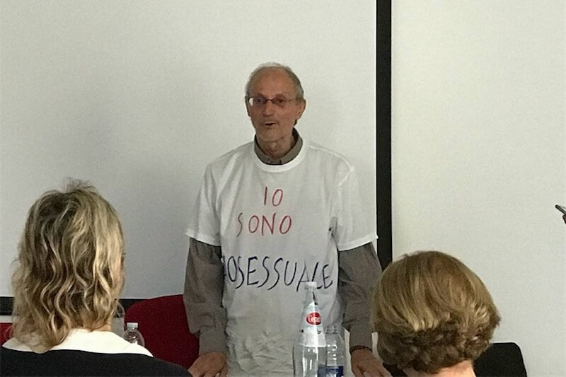 Palermo, professore in classe con una t-shirt che recita: ‘sono omosessuale’