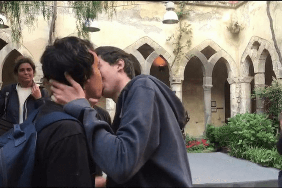 Sorrento unione civile bacio gay chiostro