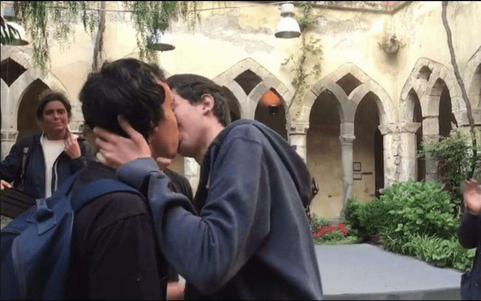 Sorrento, flash mob di 200 attivisti nel chiostro vietato alle unioni civili