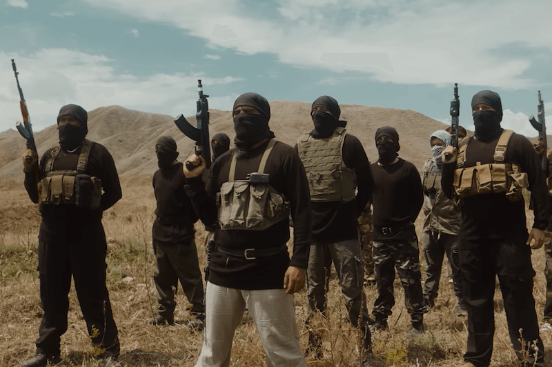 Colapesce, nel nuovo video l’amore gay ai tempi dell’Isis (e molto di più)