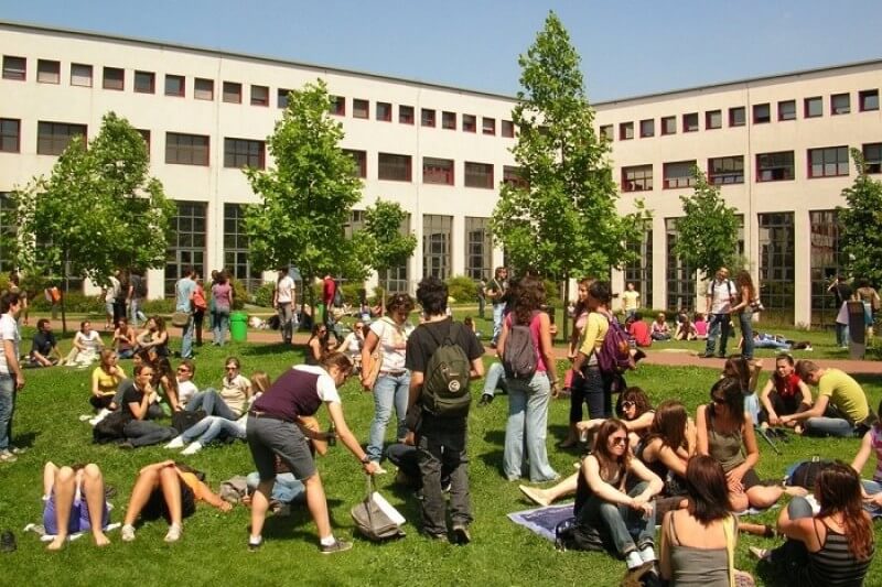 Verona, rettore cede alle minacce di Forza Nuova: sospeso incontro sui migranti LGBT